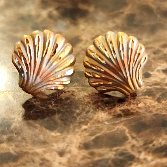 Jewelry - Vintage 10k rose gold seashell earrings